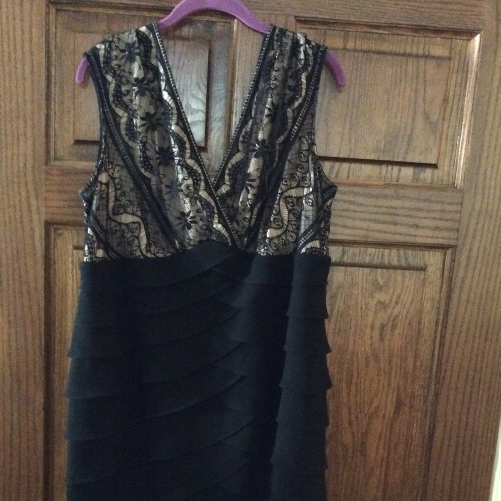Sleeveless lace tired cocktail dress